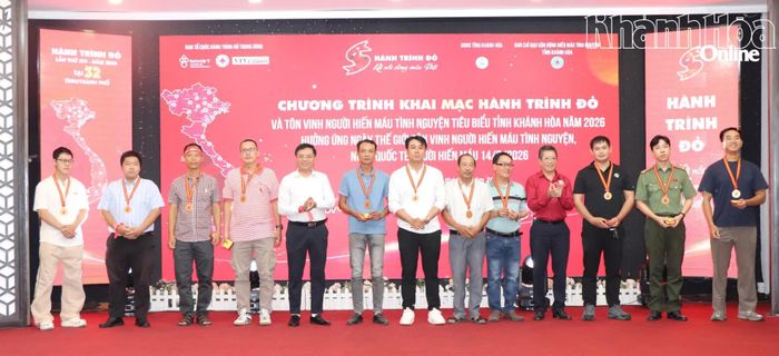 Ban tổ chức trao tặng khánh đồng và phù hiệu cho các cá nhân hiến máu 50 lần trở lên.