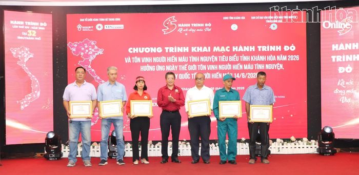 Ban tổ chức trao bằng khen của Trung ương Hội Chữ thập đỏ Việt Nam cho các gia đình.