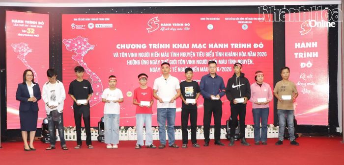 Ngân hàng TMCP Đầu tư và Phát triển Việt Nam (BIDV) chi nhánh Khánh Hòa trao quà cho các bệnh nhân có hoàn cảnh đặc biệt khó khăn.
