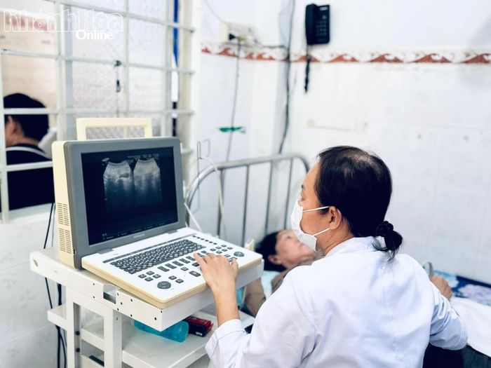 Người dân được tầm soát sức khỏe bằng siêu âm.