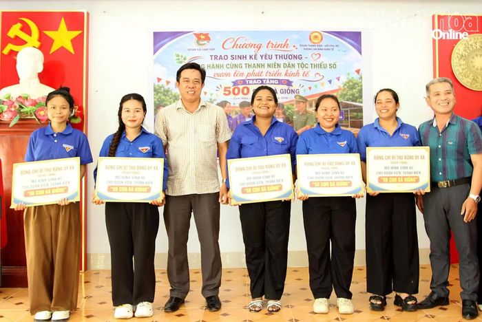 Ông Phan Văn Cường – Bí thư Đảng ủy xã Cam Hiệp (giữa) trao hỗ trợ cho đoàn viên thanh niên là đồng bào dân tộc thiểu số.