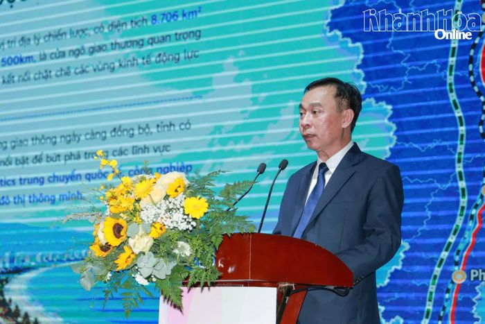 Lãnh đạo Trung tâm Xúc tiến Đầu tư, Thương mại và Du lịch tỉnh giới thiệu những lợi thế nổi bật của Khánh Hòa.