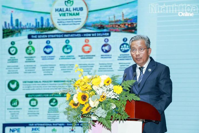 Diễn giả trình bày tham luận về xây dựng hệ sinh thái Halal Việt Nam - ASEAN.