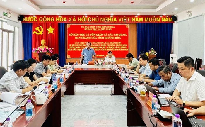 Quang cảnh buổi làm việc.