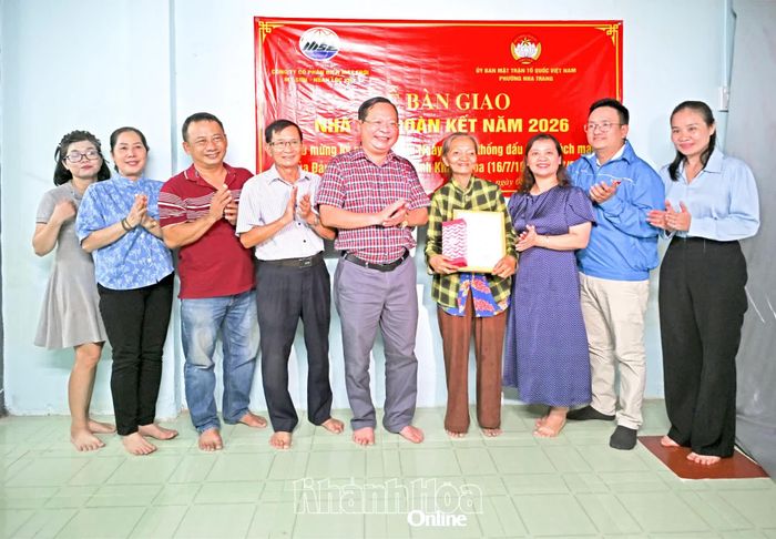 Lãnh đạo phường và tổ dân phố chúc mừng gia đình bà Dung nhận quyết định bàn giao nhà Đại đoàn kết.