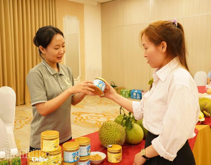 Đại biểu tham quan các sản phẩm OCOP tại hội nghị.