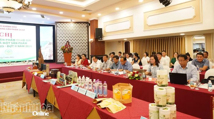 Các thành viên Hội đồng OCOP tỉnh thực hiện chấm điểm các sản phẩm tham gia năm 2025 đợt II.