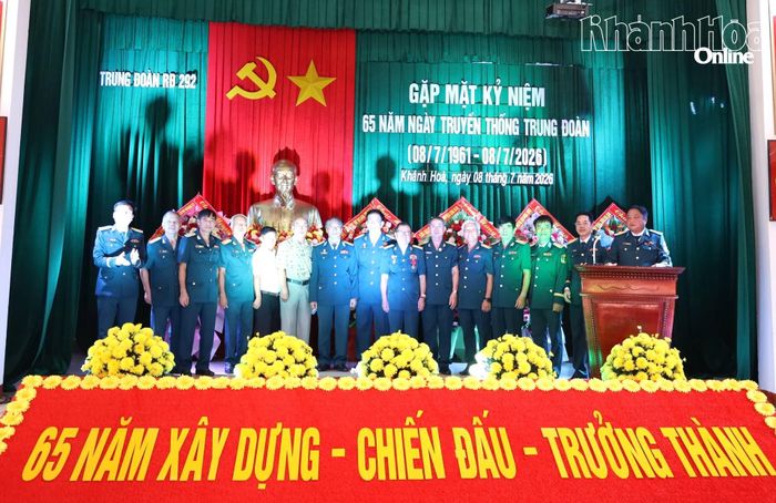 Các đại biểu chụp hình lưu niệm tại buổi gặp mặt.
