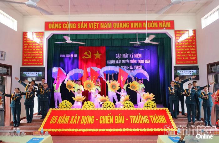Chương trình văn nghệ chào mừng buổi gặp mặt.