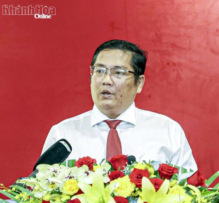 Lãnh đạo Sở Nội vụ trình bày nội dung UBND tỉnh trình tại kỳ họp.