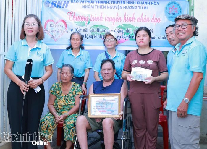 Đại diện nhóm thiện nguyện Hương Từ Bi trao tiền hỗ trợ cho gia đình ông Nguyễn Bá Hào.