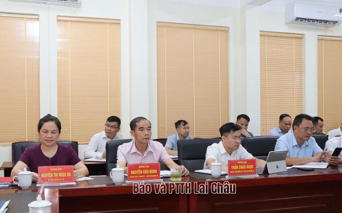 Ban Thường vụ Đảng ủy xã Pu Sam Cáp dự buổi làm việc.