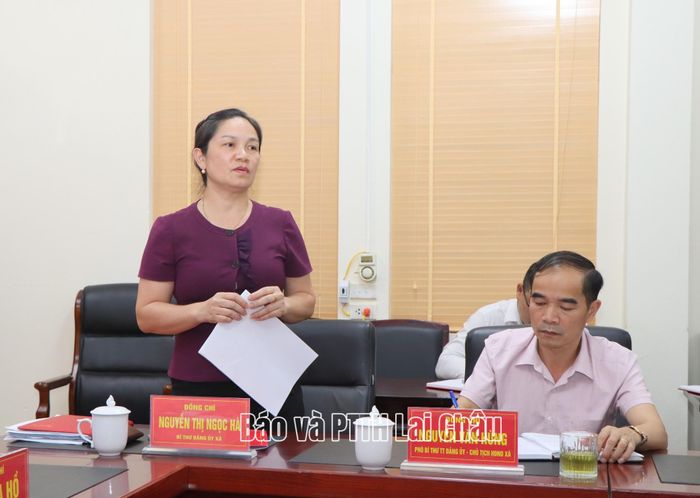 Đồng chí Nguyễn Thị Ngọc Hà - Bí thư Đảng ủy xã Pu Sam Cáp thông qua báo cáo tình hình tổ chức cơ sở Đảng, công tác xây dựng hệ thống chính trị ở cơ sở.