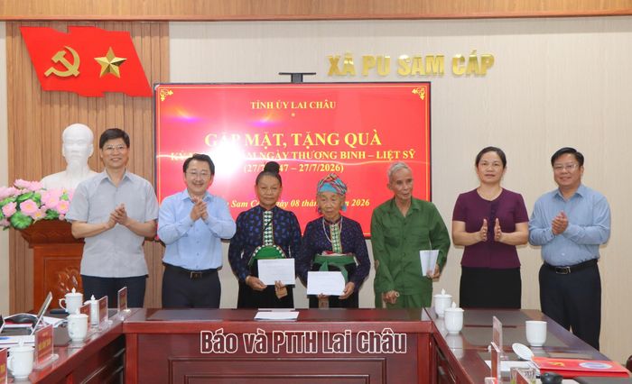 Đồng chí Sùng A Hồ - Phó Bí thư Tỉnh ủy, Trưởng Đoàn Đại biểu Quốc hội tỉnh và thành viên đoàn công tác, lãnh đạo Đảng ủy xã Pu Sam Cáp tặng quà cho thương binh, thân nhân liệt sĩ.
