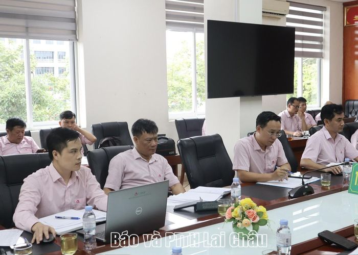 Đại biểu dự phiên họp.