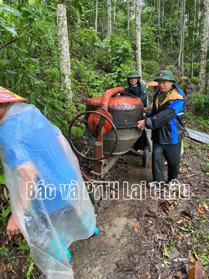 Cán bộ, chiến sĩ Đồn Biên phòng Sin Suối Hồ giúp dân di dời tài sản đến nơi an toàn. 
