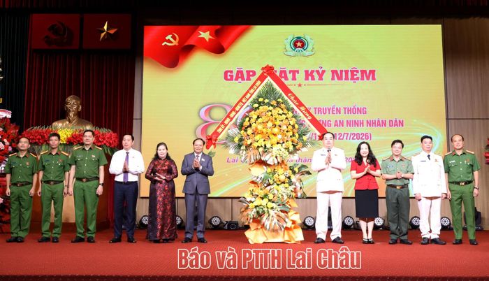 Các đồng chí lãnh đạo Tỉnh ủy, HĐND-UBND tỉnh, nguyên lãnh đạo tỉnh tặng lẵng hoa chúc mừng lực lượng ANND tại buổi gặp mặt.