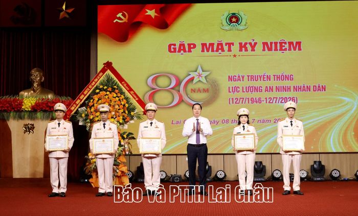 Đồng chí Hà Quang Trung - Phó Bí thư Tỉnh ủy, Chủ tịch UBND tỉnh tặng bằng khen cho các cá nhân có thành tích xuất sắc trong công tác.
