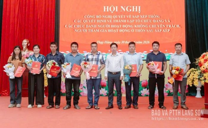Bí thư Đảng ủy xã Thụy Hùng trao quyết định thành lập chi bộ cho các bí thư chi bộ thôn sau sắp xếp