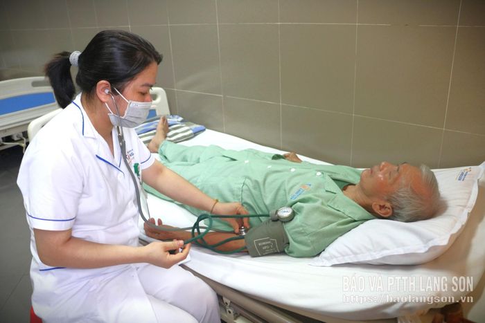 Người cao tuổi điều trị tại Khoa Lão – Cơ Xương khớp, Bệnh viện Đa khoa tỉnh