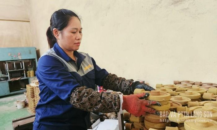Chị Trần Mộng Hường kiểm tra chất lượng khuôn thao cát nhựa