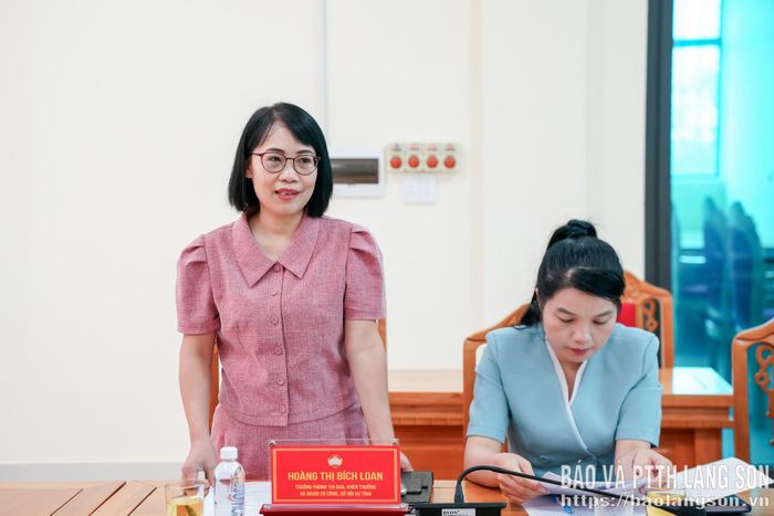 Lãnh đạo Phòng Thi đua, Khen thưởng và Người có công (Sở Nội vụ) phát biểu thảo luận tại hội nghị