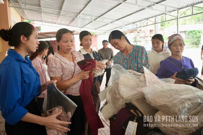 Người dân xã Kiên Mộc lựa chọn quần áo tại mô hình "Gian hàng 0 đồng"