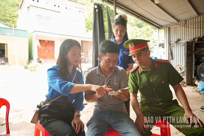 Đoàn viên, thanh niên các đơn vị hỗ trợ người dân xã Kiên Mộc cài đặt, kích hoạt ứng dụng VNeID