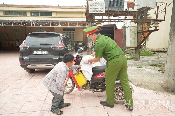 Cán bộ Công an tỉnh hỗ trợ người dân vận chuyển nhu yếu phẩm từ mô hình "Gian hàng 0 đồng"