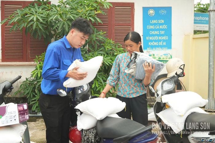 Đoàn viên, thanh niên Trường Cao đẳng Lạng Sơn hỗ trợ người dân vận chuyển nhu yếu phẩm từ mô hình "Gian hàng 0 đồng"