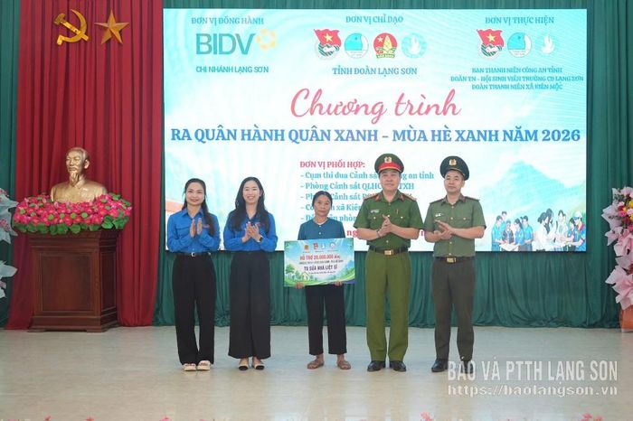 Đại diện các đơn vị trao biểu trưng tiền hỗ trợ gia đình bà Chu Thị Chứng thôn Nà Lừa, xã Kiên Mộc