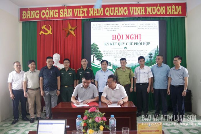 Lãnh đạo Ban Quản lý rừng đặc dụng và phòng hộ và lãnh đạo UBND xã Yên Bình ký quy chế phối hợp