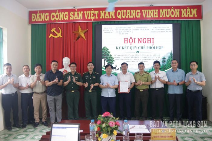 Lãnh đạo Ban Quản lý rừng đặc dụng và phòng hộ ký kết quy chế phối hợp với các đồn biên phòng và UBND một số xã