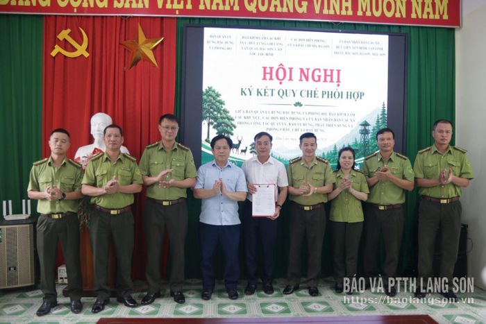 Lãnh đạo Ban Quản lý rừng đặc dụng và phòng hộ ký quy chế phối hợp với các hạt kiểm lâm