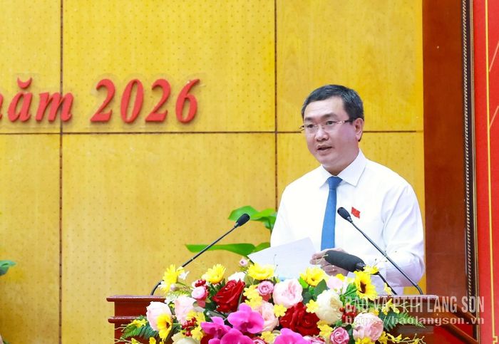 Đồng chí Nguyễn Cảnh Toàn, Phó Bí thư Tỉnh ủy, Chủ tịch UBND tỉnh báo cáo tình hình thực hiện kế hoạch phát triển kinh tế - xã hội 6 tháng đầu năm 2026
