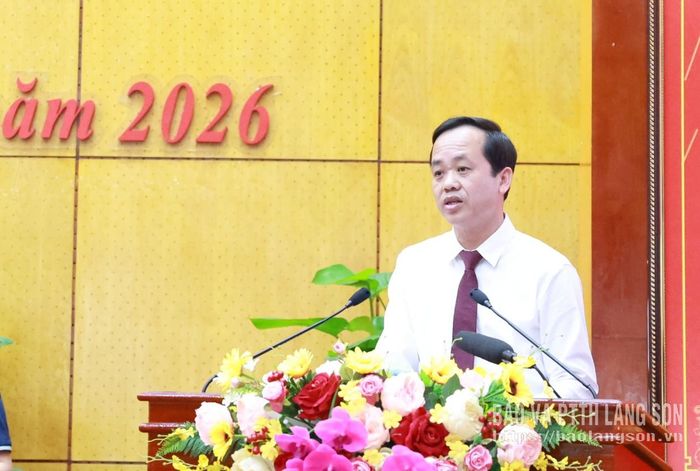 Lãnh đạo Sở Công Thương thuyết trình dự thảo nghị quyết của HĐND tỉnh