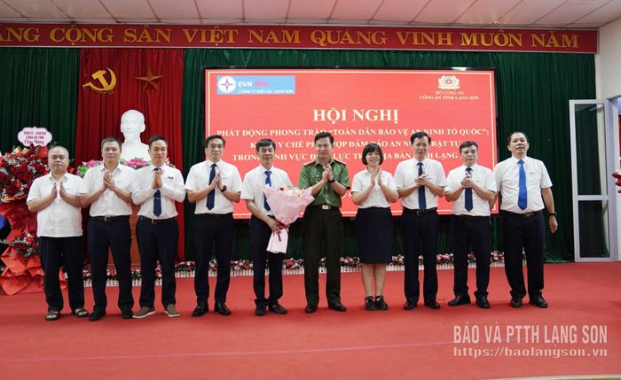 Lãnh đạo Công an tỉnh tặng hoa chúc mừng các thành viên Tổ giám sát, kiểm tra bảo đảm an ninh, trật tự, an toàn trụ sở của Công ty Điện lực Lạng Sơn
