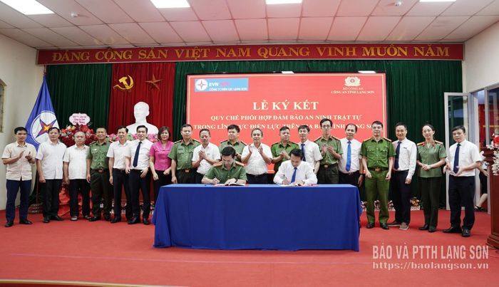 Lãnh đạo Công ty Điện lực Lạng Sơn và Công an tỉnh ký Quy chế phối hợp đảm bảo an ninh trật tự trong lĩnh vực điện lực trên địa bàn tỉnh