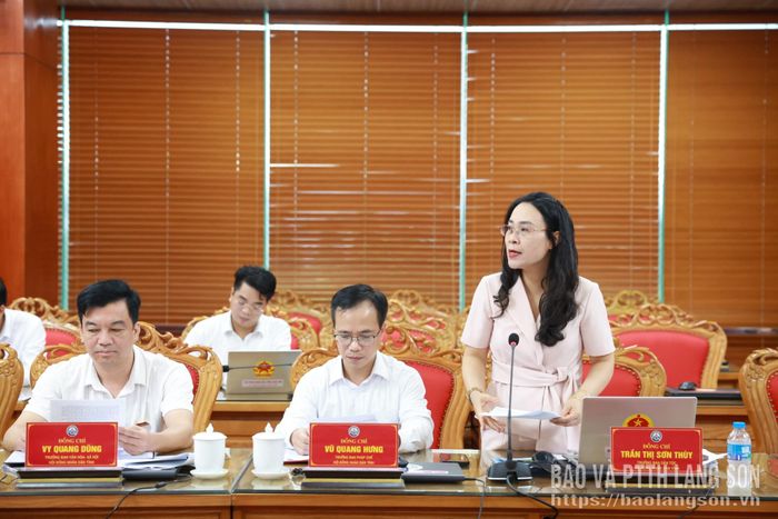 Lãnh đạo Ban Dân tộc HĐND tỉnh, Tổ trưởng Tổ thảo luận số 3 báo cáo kết quả thảo luận tại tổ