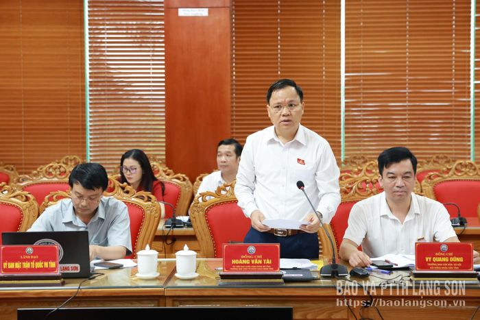 Lãnh đạo Ban Kinh tế - Ngân sách HĐND tỉnh, Tổ trưởng Tổ thảo luận số 1 báo cáo kết quả thảo luận tại tổ