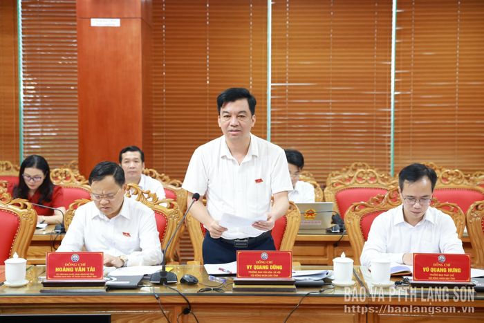 Lãnh đạo Ban Văn hóa - Xã hội HĐND tỉnh, Tổ trưởng Tổ thảo luận số 4 báo cáo kết quả thảo luận tại tổ