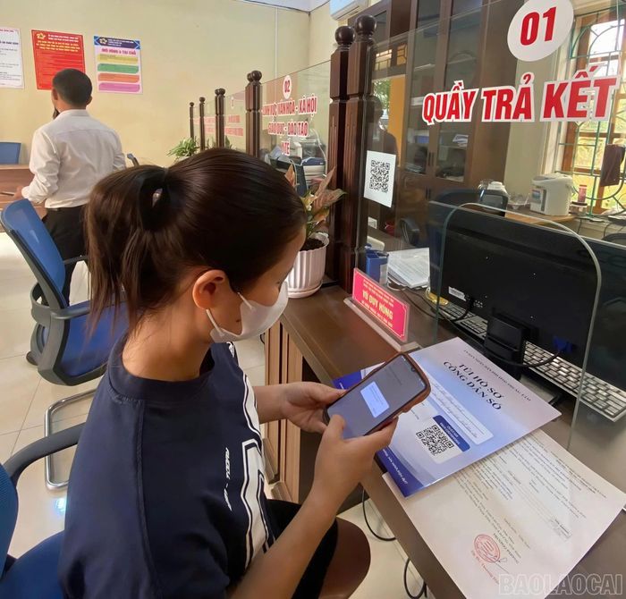 Người dân sử dụng mã QR trên “Túi hồ sơ công dân số” để tra cứu và thực hiện dịch vụ công trực tuyến.