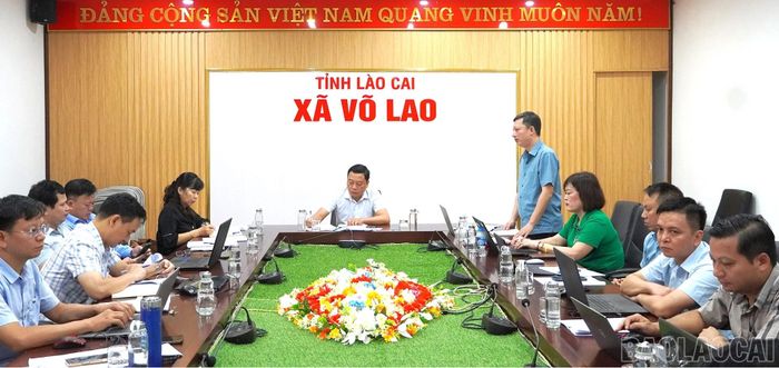 Đồng chí Nguyễn Khánh Toàn - Phó Bí thư Đảng ủy, Chủ tịch UBND xã Võ Lao báo cáo kết quả triển khai các Chương trình mục tiêu quốc gia trên địa bàn.