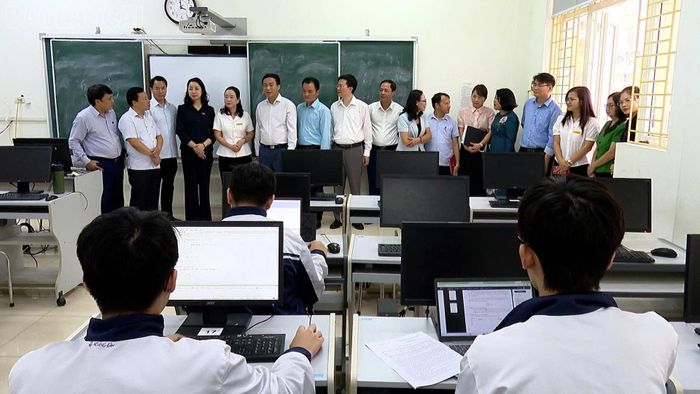 Đoàn khảo sát làm việc tại Trường THPT Chuyên Nguyễn Tất Thành, tỉnh Lào Cai.