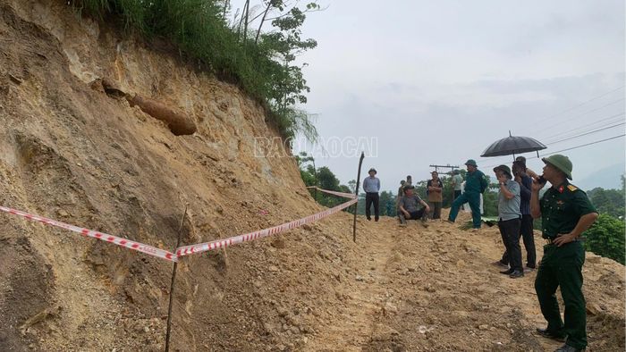 Lực lượng chức năng kiểm tra hiện trường sau khi phát hiện quả bom M117 tại khu vực thi công đường giao thông nông thôn ở Hồng Bùn.