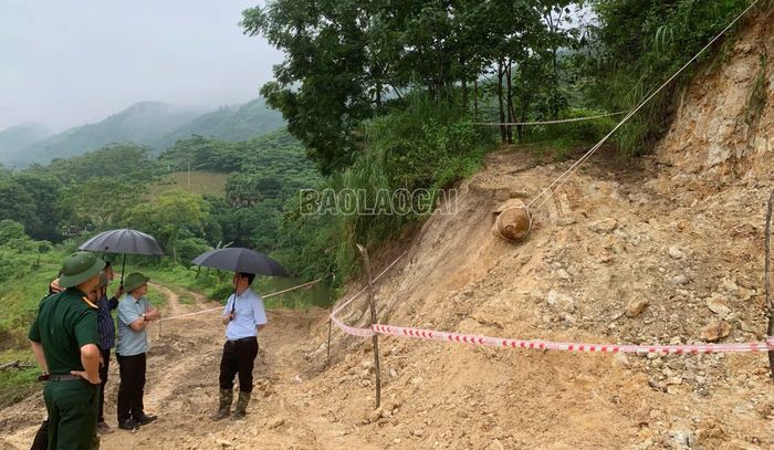 Khu vực phát hiện quả bom M117 được phong tỏa, chờ lực lượng chuyên môn kiểm tra, xử lý theo quy định.