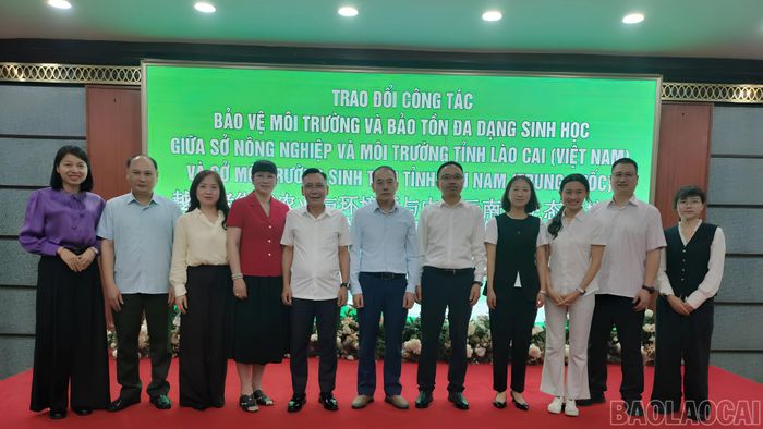 Lãnh đạo hai bên chụp ảnh lưu niệm sau hội nghị.