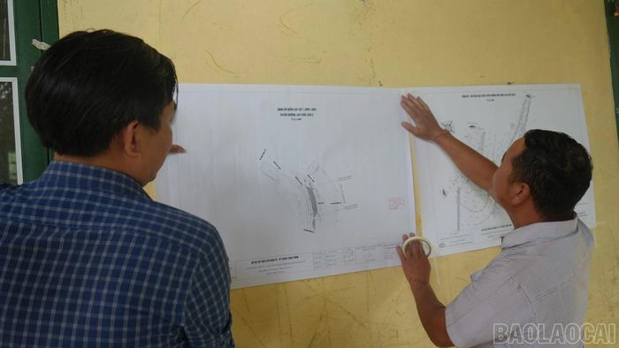 Niêm yết công khai quyết định phê duyệt dự án và bản vẽ tổng mặt bằng tại nhà văn hóa thôn.