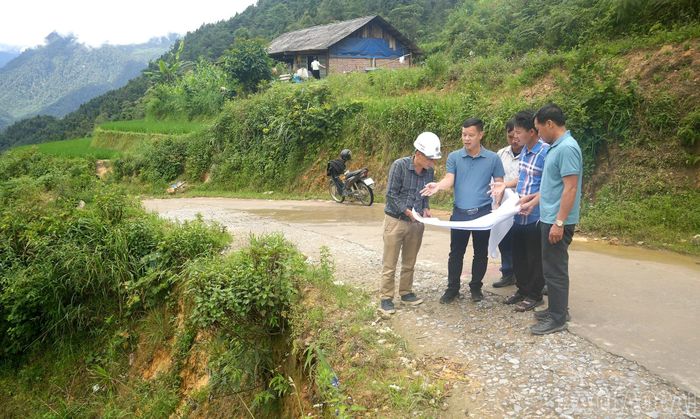 Kiểm tra thực địa, hoàn thiện thủ tục bàn giao mặt bằng để triển khai thi công 4 tuyến đường bị ảnh hưởng bởi bão lũ trên địa bàn xã.