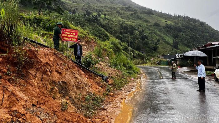 Cắm biển cảnh báo khu vực có nguy cơ sạt lở cao.
